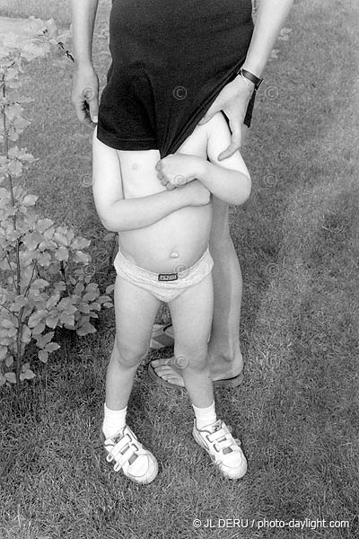 petit garon sous la robe de sa mre - little boy under his mother's dress